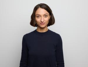 junge Frau mit kurzen, braunen Haaren