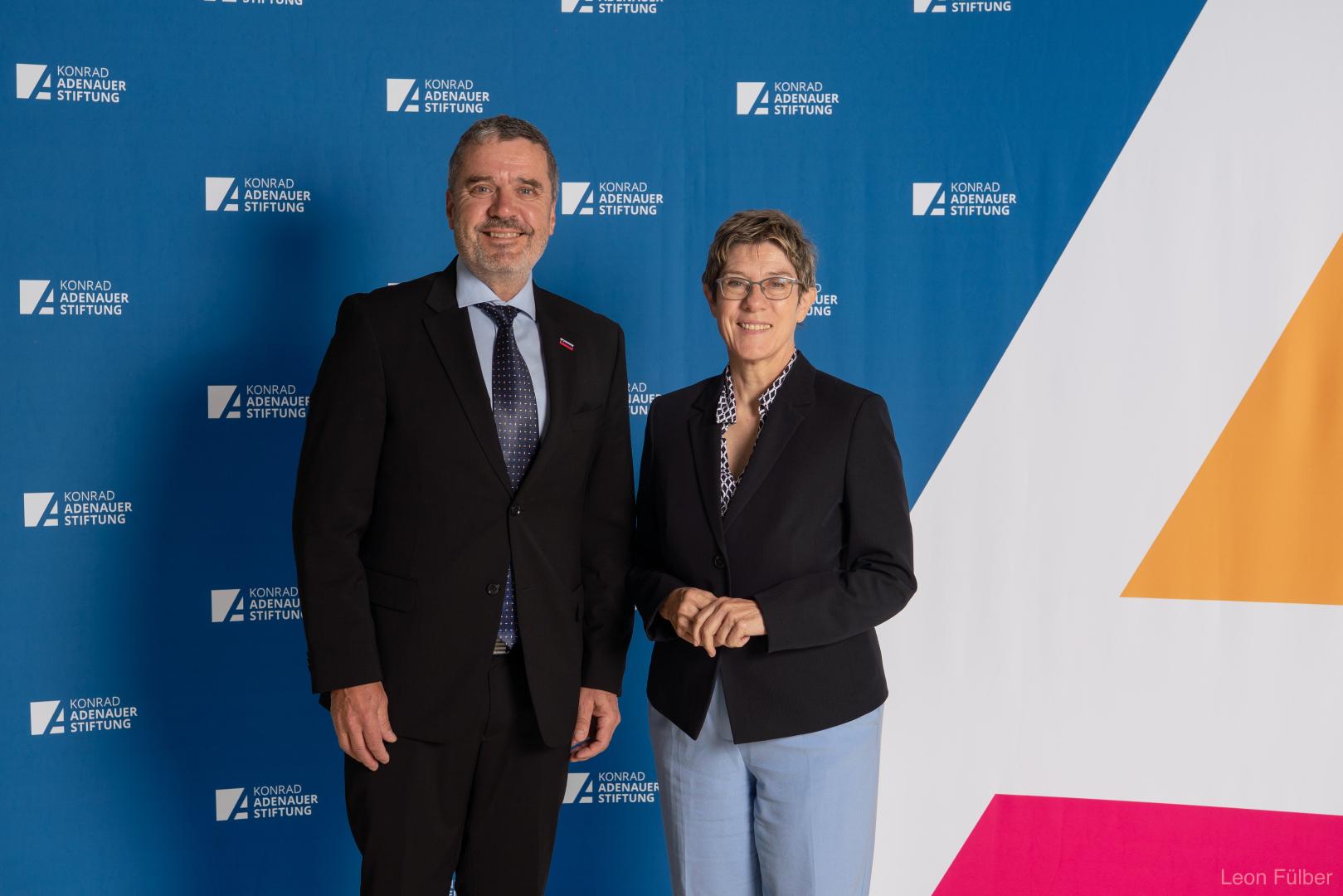 Tone Kajzer , Außenminister der Republik Slowenien und Annegret Kramp-Karrenbauer, Vorsitzende der Konrad-Adenauer-Stiftung