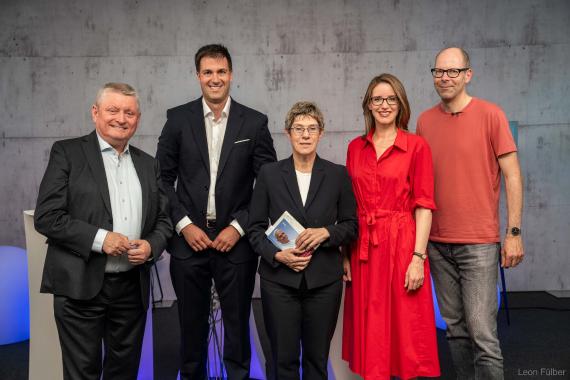 Die Diskutanten Prof. Dr. Erik Bertram und Prof. Dr. Alena Buyx mit Moderator Dr. Aljoscha Burchardt mit der Vorsitzenden der Adenauer-Stiftung, Annegret Kramp-Karrenbauer und dem stellvertretenden Vorsitzenden Hermann Gröhe
