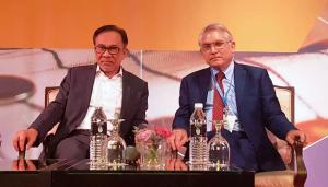 Dato’ Seri Anwar Ibrahim, Präsident der Parti Keadilan Rakyat (PKR) und Wolfgang Hruschka, der Leiter des KAS-Länderbüros in Malaysia (r).