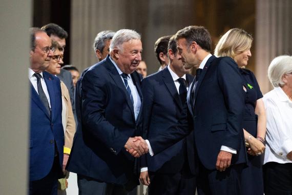Der französische Präsident Emmanuel Macron begrüßt Gérard Larcher.