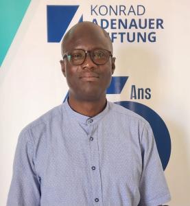 Junger Mann mit blauem Hemd