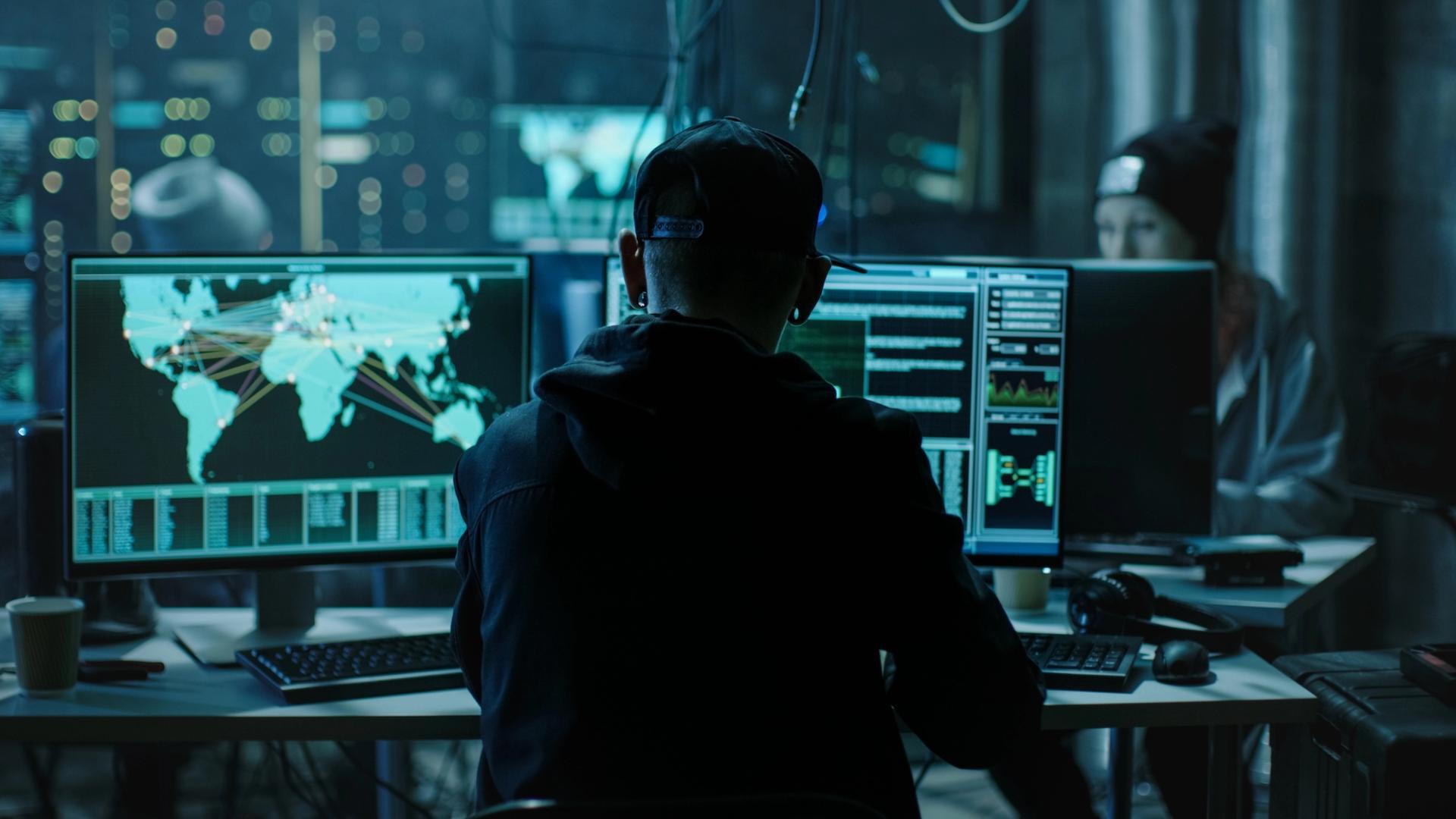 Hacker am Computer