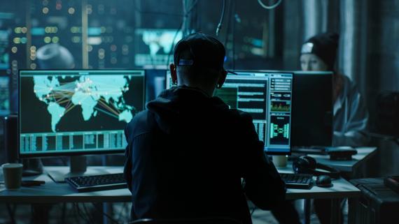 Hacker am Computer