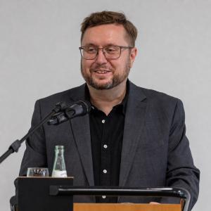 Lächelnder Mann im Anzug