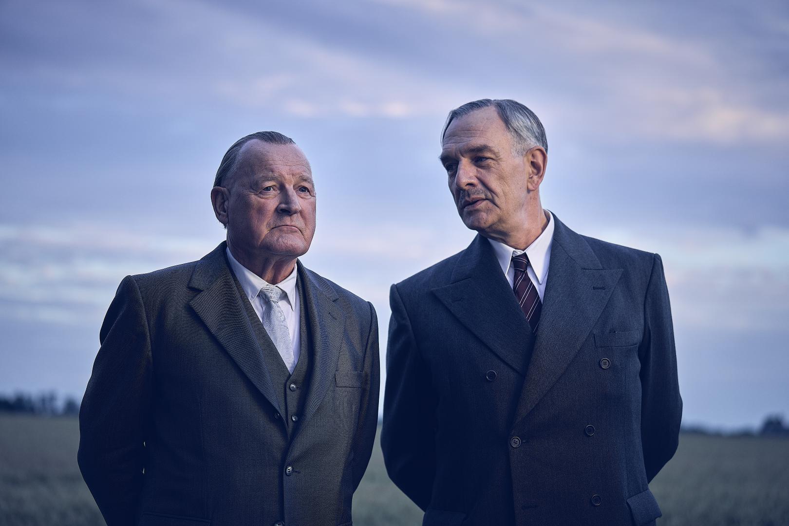 Das erste Treffen zwischen dem französischen Ministerpräsidenten Charles de Gaulle (Jean-Yves Berteloot, r.) und Bundeskanzler Konrad Adenauer (Burghart Klaußner, l.)