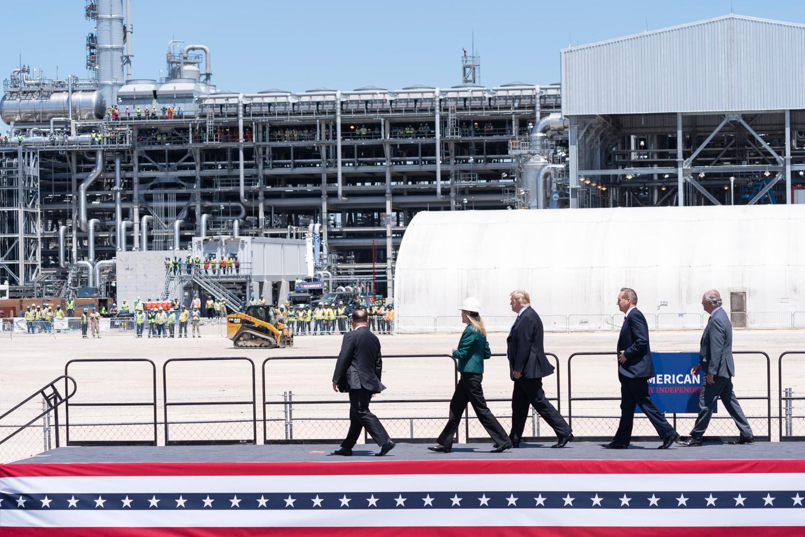 Trump besucht LNG-Terminal