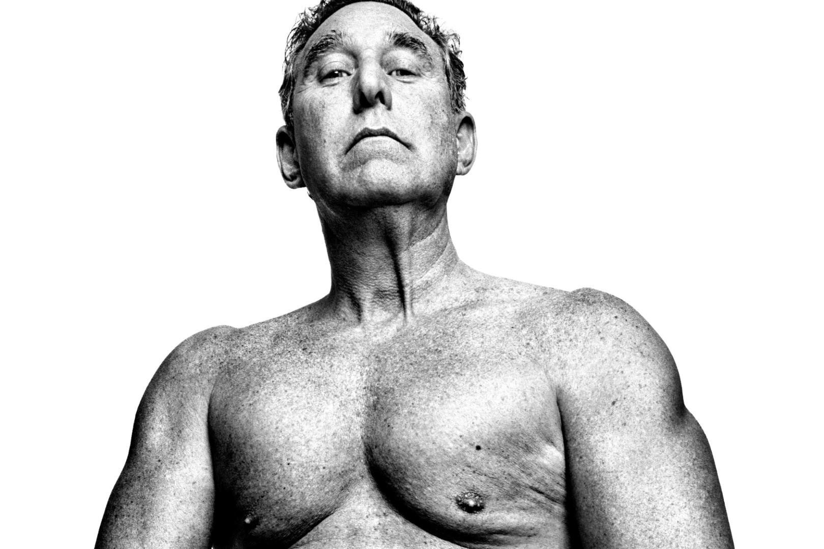 Politikberater Roger Stone, vormals tätig für Donald Trump, posiert provokant maskulin.