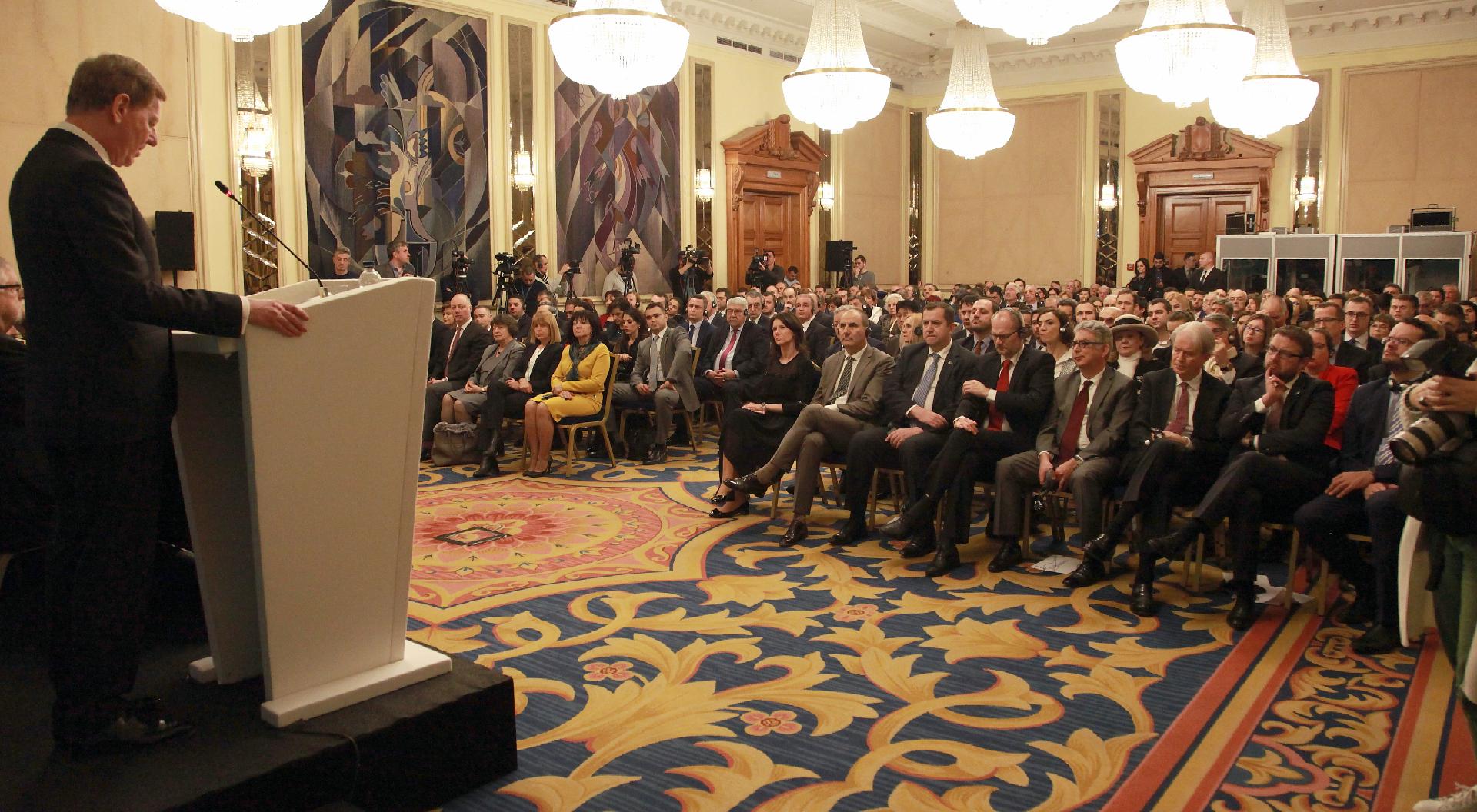 Etwa 250 Gäste nahmen an der Veranstaltung teil. Gekommen waren hochrangige Vertreter aus der Politik - darunter die Präsidentin der bulgarischen Volksversammlung - und Zivilgesellschaft.