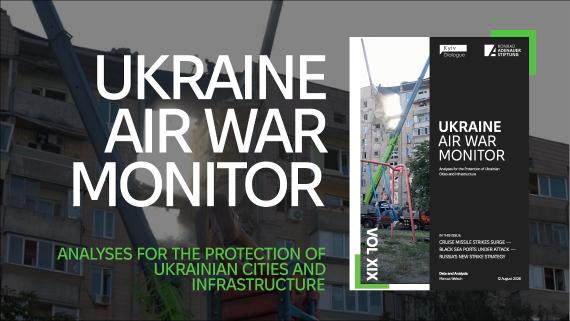 Діти гойдаються на тлі будинку, пошкодженого внаслідок російського обстрілу.