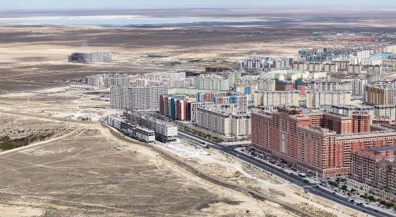 Eine Luftaufnahme der Hafenstadt Aktau an der Küste des Kaspischen Meeres am 1. September 2024 in Aktau, Kasachstan.