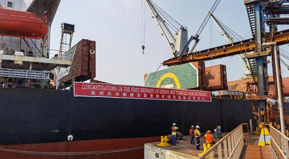 Im Hafen von Pepel in Sierra Leone wird am 26. Januar 2021 ein Schiff mit Eisenerz beladen, bevor es nach China ausläuft.