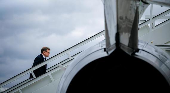 Johann Wadephul (CDU), Bundesaussenminister, steigt am Flughafen BER in ein Flugzeug der Flugbereitschaft welches ihn zu einem Treffen der G7-Aussenministerinnen und Aussenminister in Paris bringen wird. Berlin, 26.03.2026.