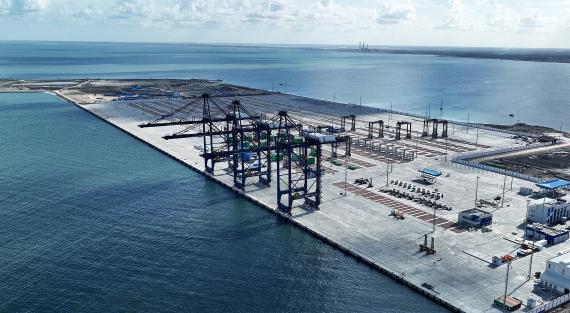 Ein am 1. Dezember 2023 aufgenommenes Drohnenfoto zeigt den Containerterminal des Seehafens Abu Qir in Alexandria, Ägypten. Der von China erbaute Containerterminal des Seehafens Abu Qir in der ägyptischen Küstenstadt Alexandria hat den Betrieb aufgenommen.