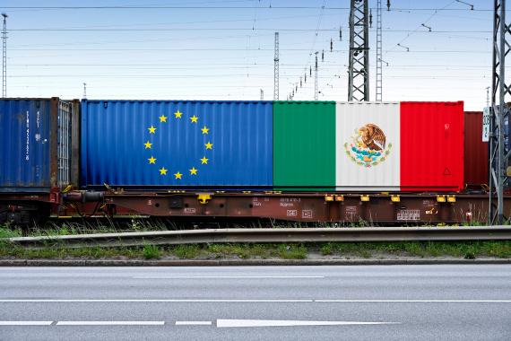 Container in den Farben der EU und Mexikos auf einem Güterzug.