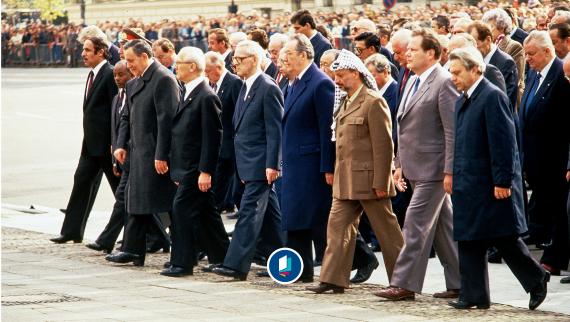 Jassir Arafat, Vorsitzender der Palästinensischen Befreiungsorganisation (PLO), und Erich Honecker, Generalsekretär des ZK der SED und Vorsitzender des Staatsrates der DDR, in Ost-Berlin. Undatierte Aufnahme von Ulrich Baumgarten.