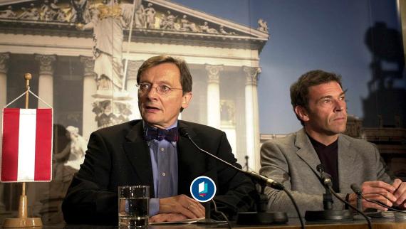Am 1. Februar 2000 verkünden ÖVP-Chef Wolfgang Schüssel und FPÖ-Chef Jörg Haider auf einer Pressekonferenz in Wien die Einigung auf die Bildung einer gemeinsamen Koalitionsregierung.