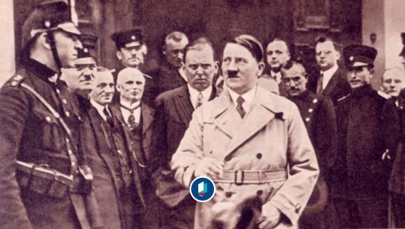 Adolf Hitler am 25. September 1930 beim Hochverratsprozess gegen drei Ulmer Reichswehroffiziere. Dabei gab er vor dem Reichsgericht in Leipzig den sogenannten 