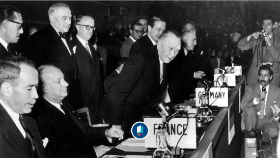 Bundeskanzler Konrad Adenauer im Atlantikrat. Die Bundesrepublik Deutschland ist am 9. Mai 1955 in Paris als 15. Staat in den Atlantikrat - die NATO - aufgenommen worden.