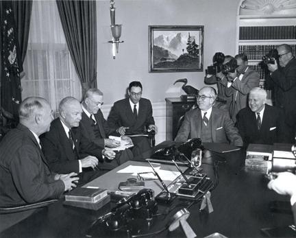 13. Januar 1956: Dwight D. Eisenhower, Präsident der Vereinigten Staaten, mit fünf seiner wichtigsten Berater, die er einberufen hatte, um sein Programm „Atoms for Peace“ zu erörtern. Von links nach rechts: Finanzminister Humphrey, Dwight D. Eisenhower, Außenminister John Foster Dulles, Dillon Anderson, Lewis Strauss, Verteidigungsminister Charles E. Wilson..