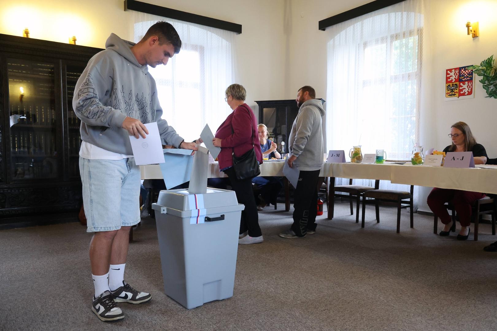 Junger Mann an Wahlurne