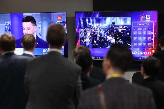 Wahlen in Israel - mehrere Fernseher mit den Neuigkeiten