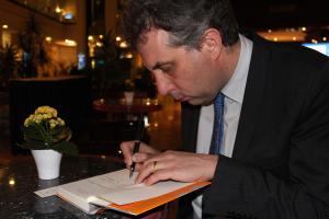Volker Resing beim Signieren seines Buches „Die Kanzlermaschine – wie die CDU funktioniert“