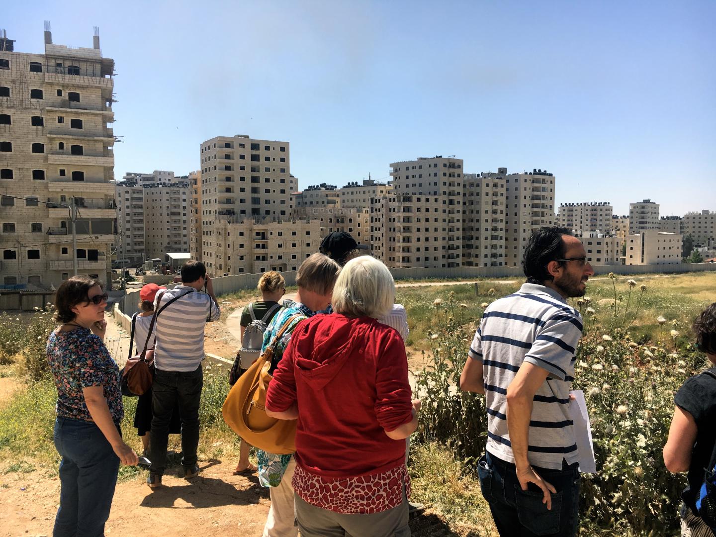 The delegation of the Federal Agency for Civic Education on a tour of Kufr Aqab in Eastjersualem