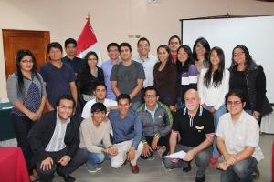 Participantes de la Escuela de Formación Política "Millenials para el cambio" con el Dr. Carlos Alza Barco, Director de la Escuela de Gobierno y Políticas Públicas de la PUCP, luego de la exposicón de la I Conferencia: “Panorama y análisis de la Democracia y la Gobernanza en América Latina”