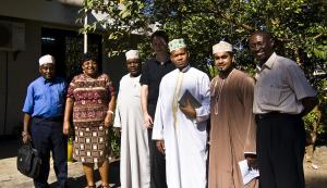 Gruppenfoto, dritter v.r. Alhaj Sheikh Alhad Musa Salum (Sheikh der Region Dar es Salaam) und Stefan Reith (Leiter des Auslandsbüros in Tansania) links neben Ihm.