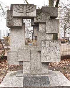 Denkmal für die zerstörte Synagoge vor der heutigen Löcknitz-Grundschule in Berlin Schöneberg