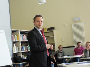 Bürgermeister Meyer-Hermann hält seine Begrüßung beim Kommunalpolitischen Planspiel in Versmold