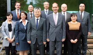 Die Delegation mit Thomas Awe traf den Stellv. Generalsekretär und Leiter der Hauptabteilung Europäische und Internationale Zusammenarbeit, Dr. Gerhard Wahlers, die Leiterin vom Team Asien/Pazifik, Frau Dr. Gorawantschy, sowie den zukünftigen Leiter des Auslandsbüros in Shanghai, Tim Wenniges, zum Gespräch in der Akademie der Konrad-Adenauer-Stiftung.