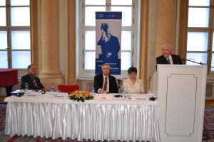 Hans-Peter Schwarz präsentiert dem slowakischen Publikum seine Anmerkungen zu Adenauer