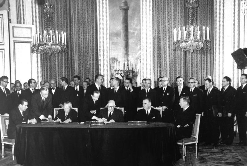 Konrad Adenauer Stiftung Geschichte Der Cdu Adenauer Und De Gaulle Unterzeichnen In Paris Den Deutsch Franzosischen Freundschaftsvertrag
