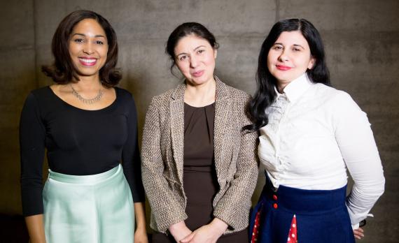 Moderatorin Jana Pareigis mit ihren Gästen Hatice Akyün und Nezaket Ekici.