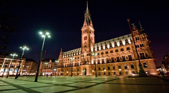 Nächtlicher Blick auf das Hamburger Rathaus
