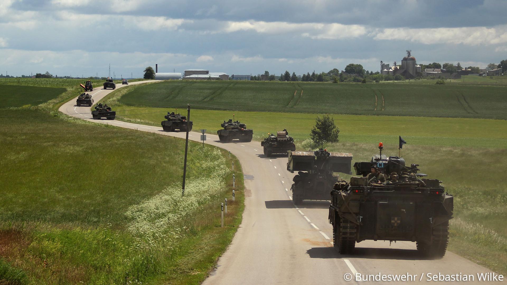 Eine Fahrzeugkolonne aus verschiedenen Fahrzeugen fährt über eine Landstraße während der Übung Iron Wolf 2017 im Rahmen der Enhanced Forward Battle Group in Rukla/Litauen, am 14.06.2017.