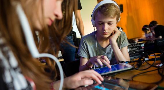 Jugendliche lernen digital