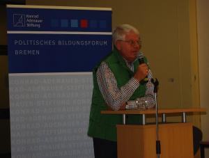 Dr. Hans-Jürgen Grasemann, als Staatsanwalt für den Fall Eigendorf zuständig, diskutierte mit den Schülern über die Machenschaften der Stasi.