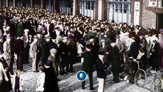 Wirtschaftskrise 1930: Wartende Arbeitslose vor der städtischen Zahlstelle in Berlin.