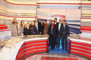Für das Gruppenfoto bot sich das Nachrichtenstudio von RAI2!