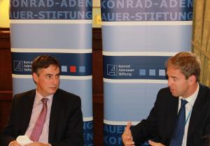 David McAllister, ehemaliger Ministerpräsident Niedersachsens(CDU) und Tobias Ellwood, MP der Conservative Party während der Diskussion am 1. Juli 2013