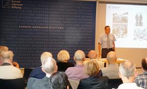 Dr. W. Niekisch, Historiker, beim Referat zum Thema „Konrad Adenauer und seine Bezüge zum Osten“