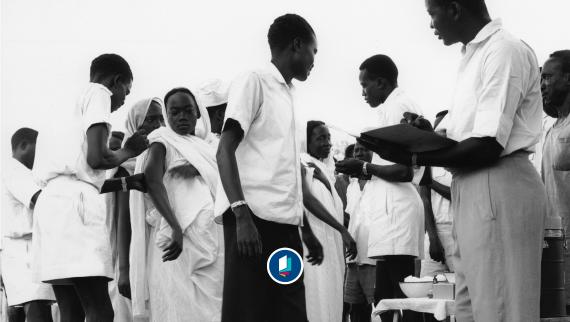 Pockenschutzimpfung im Rahmen einer Impfkampagne im Sudan. Foto, 1958, von Paul Almasy (1906- 2003).