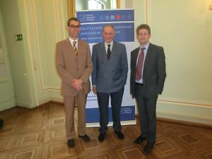Karl Lamers (Mitte) zusammen mit den Vertretern der Konrad-Adenauer-Stiftung, Prof. Dr. Martin Reuber (l.) und Prof. Dr. Wolfram Hilz vom Institut für Politische Wissenschaft und Soziologie der Universität Bonn