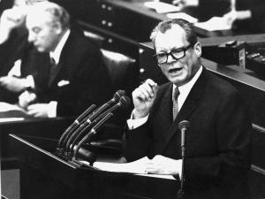 Bundeskanzler Willy Brandt gibt am 28. Oktober 1969 vor dem Deutschen Bundestag in Bonn eine Regierungserklärung ab.