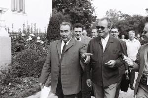 Bundeskanzler Willy Brandt (Mitte) und Leonid Breschnew, Parteichef der KPdSU (links) werden von einem Journalisten befragt. 17.09.1971