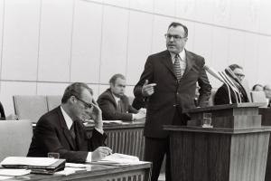 Helmut Kohl, Ministerpräsident von Rheinland-Pfalz und stellvertretender CDU-Parteivorsitzender, hält im Bundesrat im Rahmen der Beratung über die Ratifikationsgesetze zu den Ostverträgen eine Rede. Links neben Kohl sitzend: Bundeskanzler Willy Brandt 09.02.1972