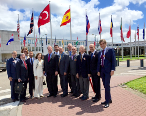 Die Besuchergruppe von B'nai B'rith International vor dem Hauptquartier der NATO in Brüssel